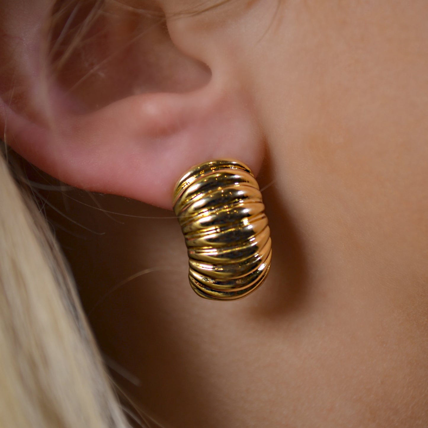 BABE oversized grooved stud