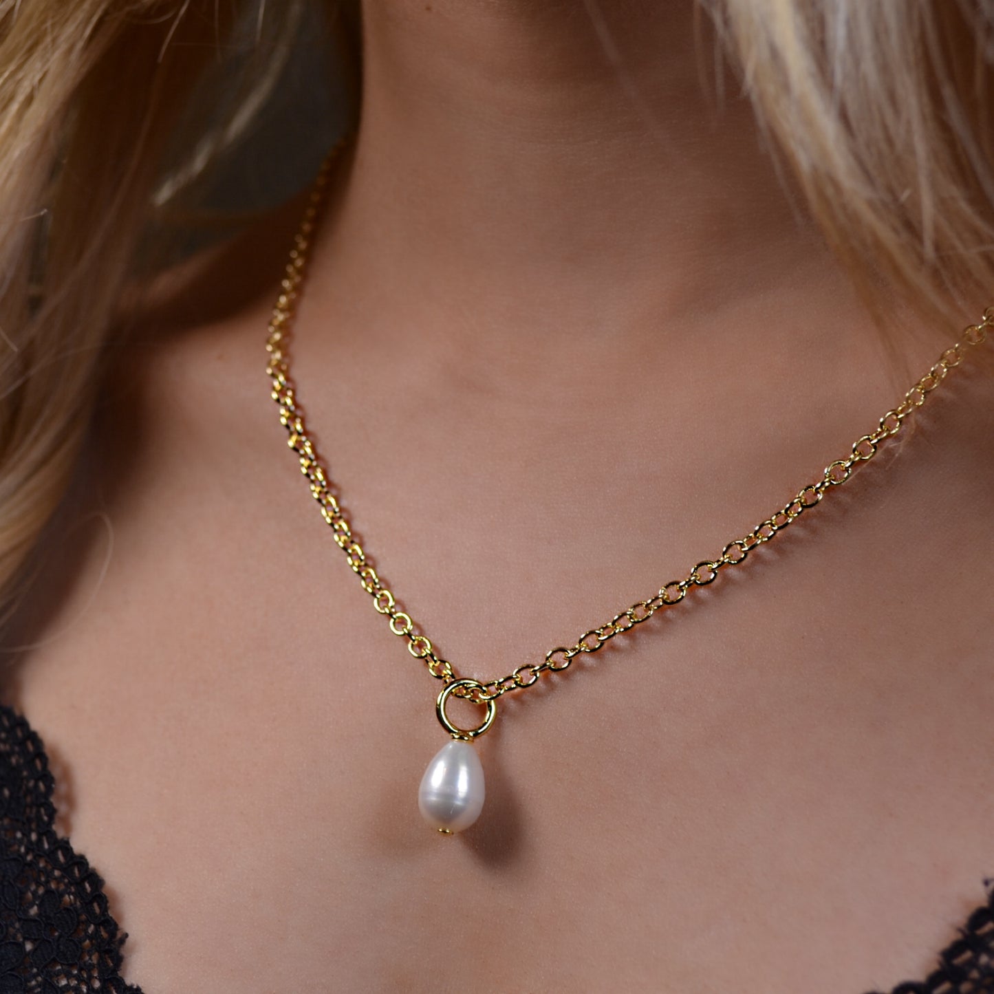 ELKA gold freshwater pearl pendant with chunky cable chain