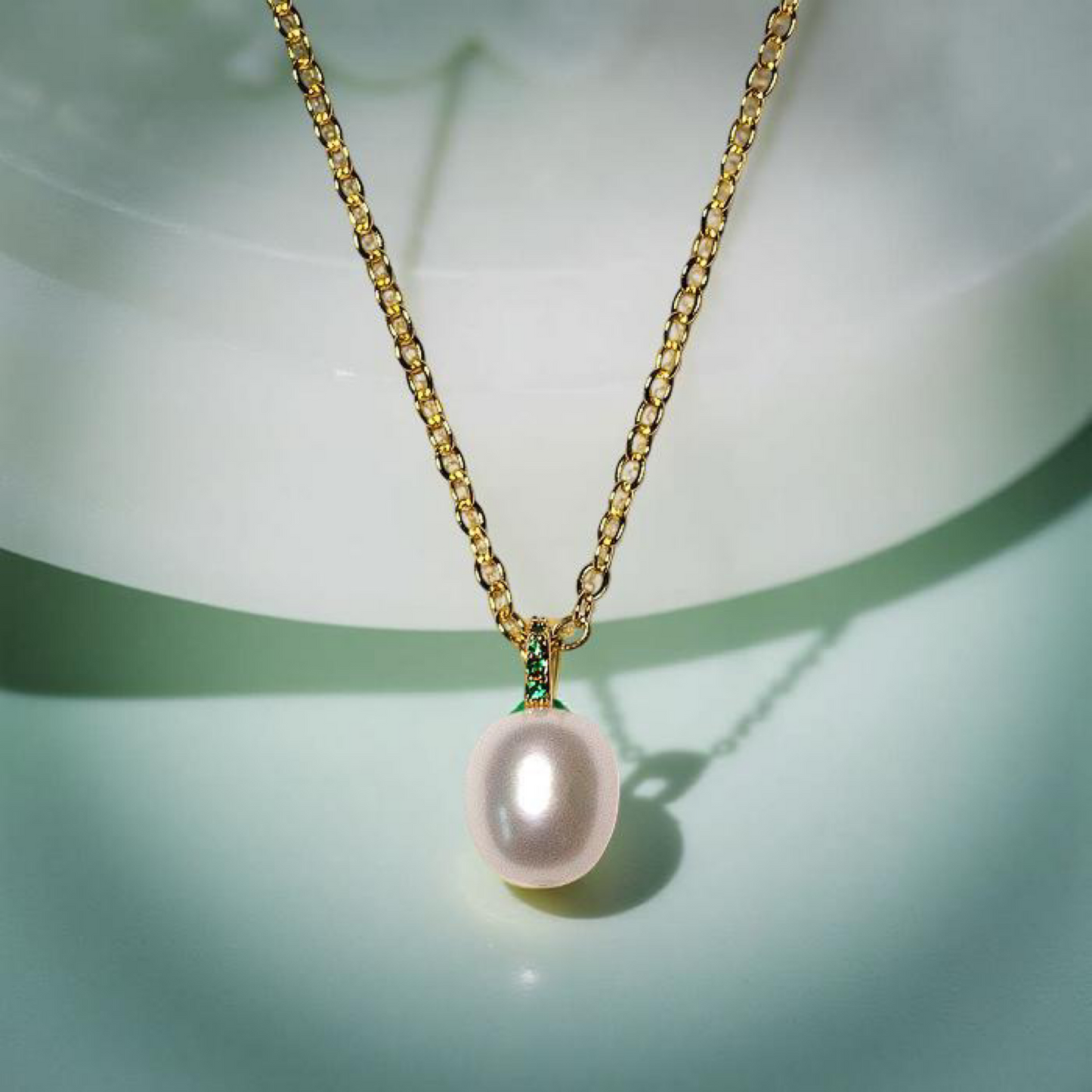HOLLY gold and freshwater pearl pendant necklace