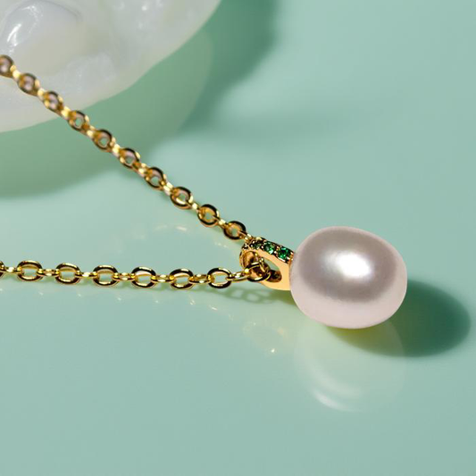 HOLLY gold and freshwater pearl pendant necklace